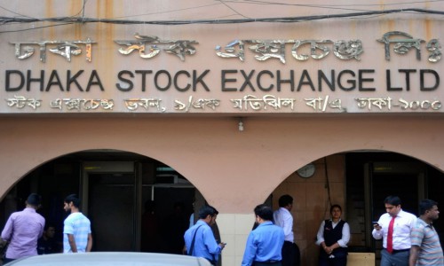 Stock market rises on banks' strength, 5 multinational companies try to lower index