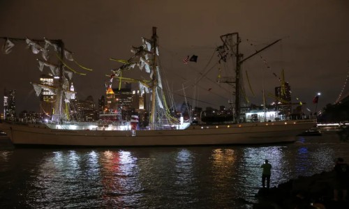 Mexican Navy ship crashes into Brooklyn Bridge in New York, killing 2