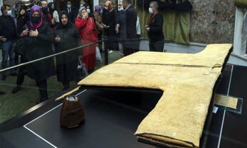 What kind of clothes did the Prophet peace be upon him wear