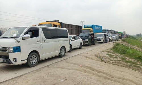 Northbound travelers to Dhaka still facing suffering today; 30 km traffic jam on both ends of the Jamuna Bridge