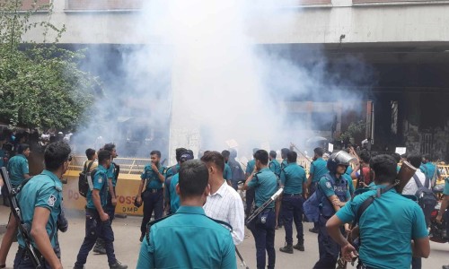 Police use sound grenades and batons to disperse teacher job seekers' procession