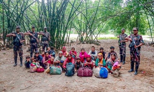 BSF Pushes In 20 People at Chapainawabganj Border, Including Women and Children